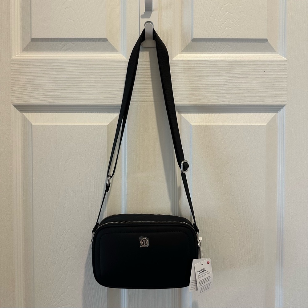 NEW! NWT Lululemon Black Crossbody Camera Bag 2L - Picture 5 of 6